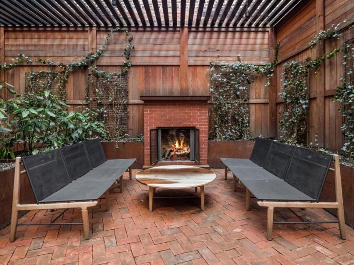 Terraza. Este es el tercer hogar que la modelo pone a la venta. Karlie Kloss ha mostrado anteriormente otras dos propiedades de Nueva York: un apartamento tipo loft completamente blanco que puso a la venta en 2016, y su primer hogar en la ciudad, decorado por Nate Berkus y publicado en una famosa revista estadounidense. La vivienda se vendió mucho antes, en 2014.