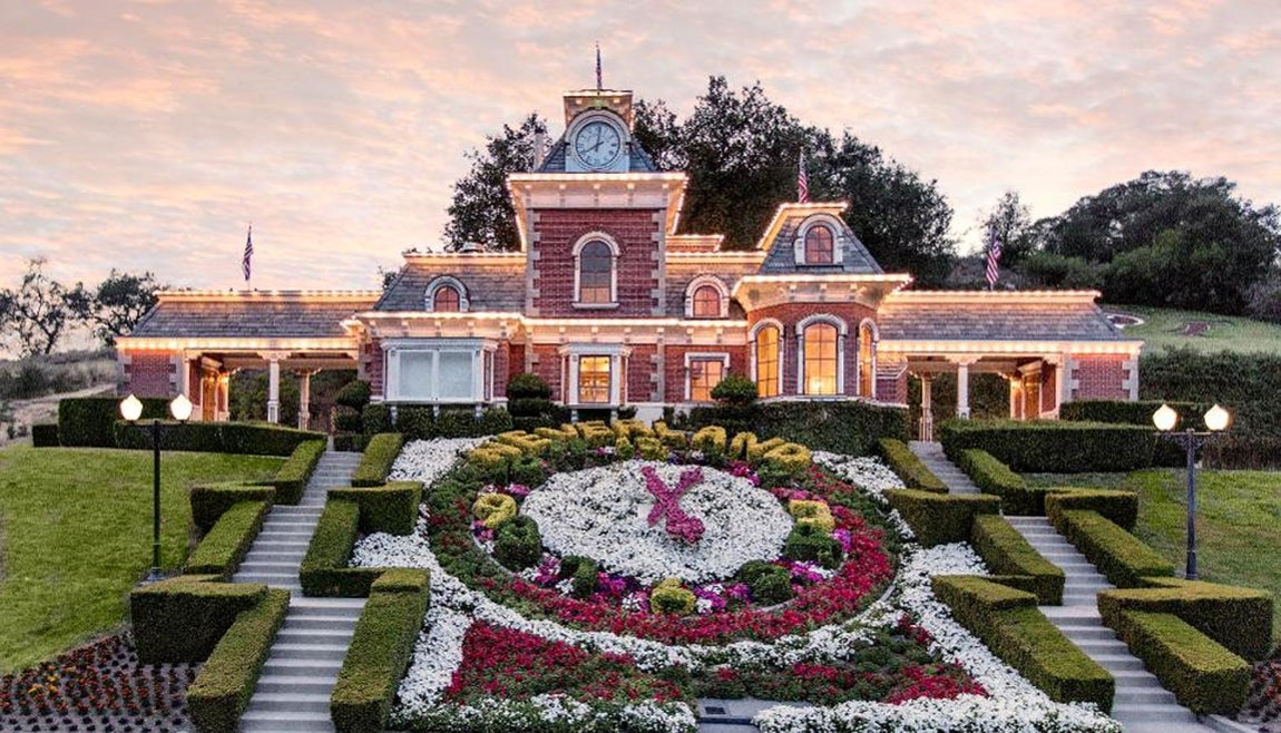 Neverland. El rancho donde Michael Jackson pasó 15 años de su vida acaba de salir a la venta por 27 millones de euros tras varias bajadas de precio: en 2015, tras una reforma, llegó a costar 85 millones de euros; en 2018 se redujo a 59 millones y ahora a menos de la mitad. Queda más que claro que esta vivienda, conocida como “el rancho de los horrores”, no quiere volver a estar habitada…