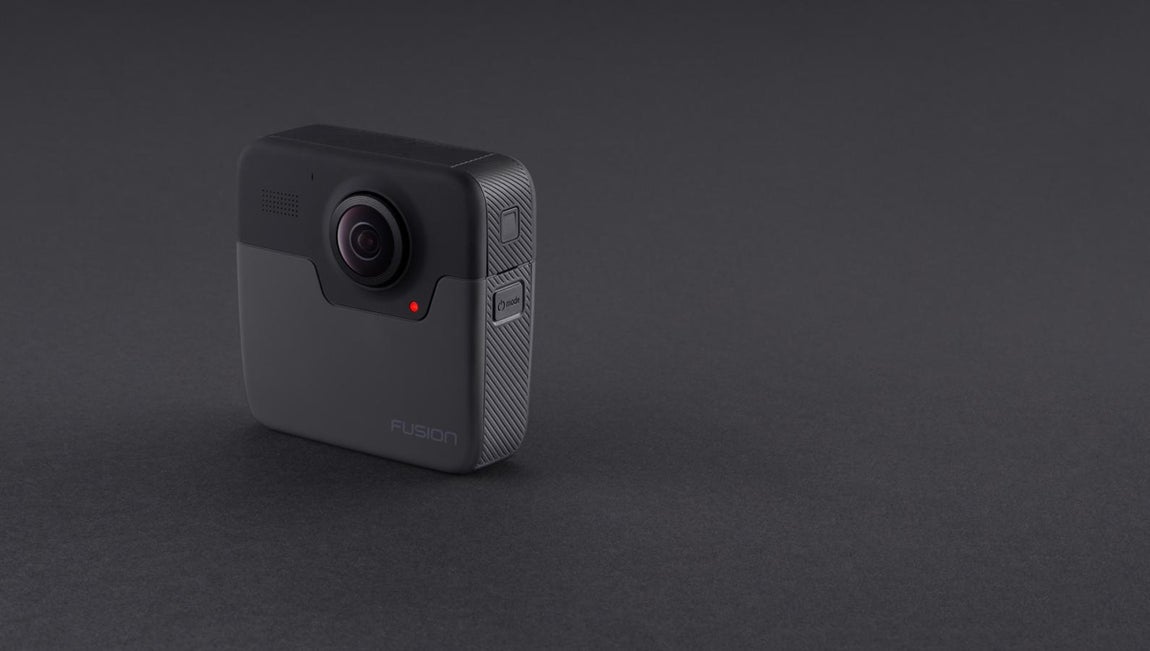 GoPro. La alta gama de cámaras GoPro se ha completado con el último juguete que ha salido a la venta: la cámara fusion, que se vende con dos tarjetas SD, hace fotos en 18 mp, puede sumergirse hasta 5 metros en el agua y tiene control por voz, entre otras muchas características. Si la naturaleza y los deportes de alto riesgo forman parte de sus hobbies, este regalo le parecerá lo más. Disponible por 629,99 euros.