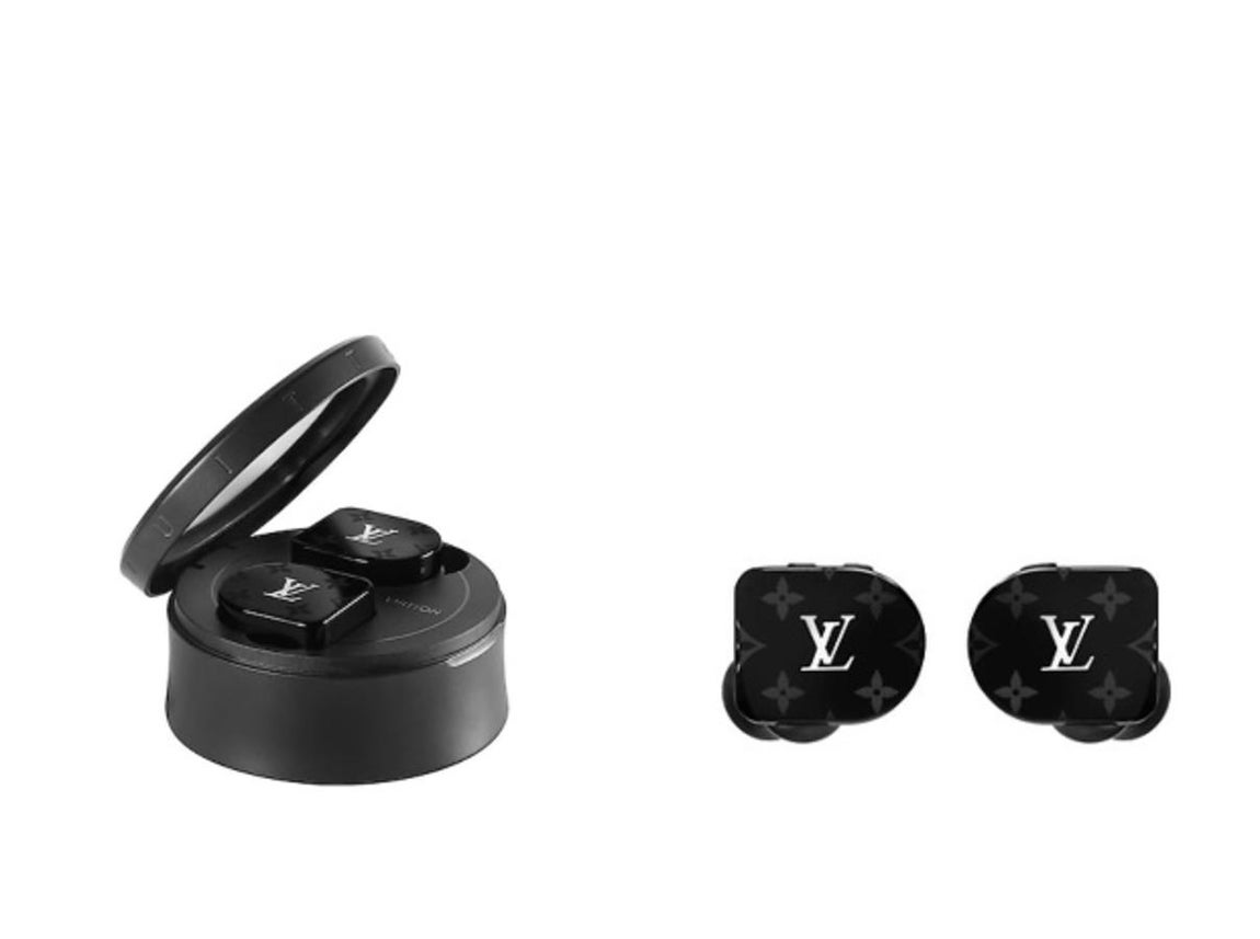 Auriculares inalámbricos. Se acabó el ir con cables, al igual que se acabó lucir los auriculares de color blanco inalámbricos que Apple sacó a la venta hace ya un par de temporadas. Ahora, Louis Vuitton es el pionero en lanzar los nuevos compañeros de viaje portátiles que mantienen intactos los valores clásicos de la marca, su espíritu aventurero y a su creatividad excepcional. Son los más cómodos y fashion del momento. Están disponibles en varios colores, tienen con una original caja donde poder guardarlos y cuestan 950 euros.