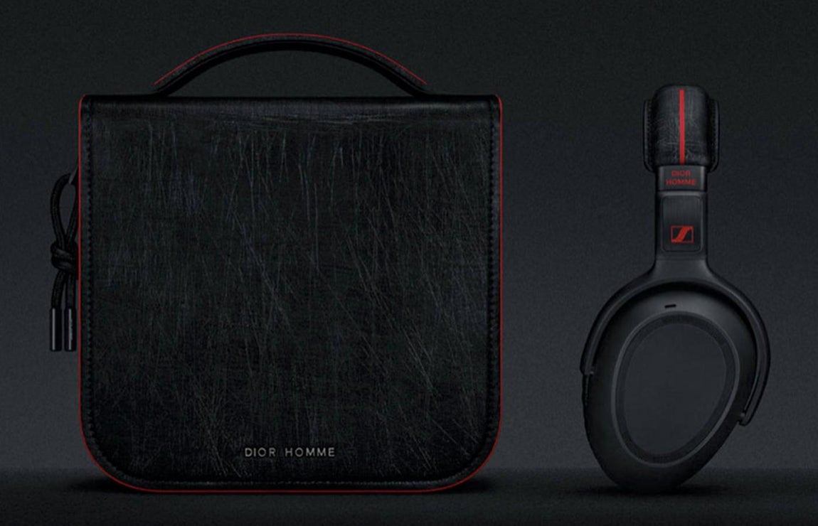 Auriculares. Si Dior y Sennheiser unen sus fuerzas solo puede dar lugar a un increíble producto imposible de superar. Para los amantes de las nuevas tecnologías y son fanáticos de los auriculares de diadema, este estuche es todo lo que necesitan. La funda del producto está fabricada con piel de becerro y la comodidad de este aparato sobre la cabeza hará que parezca que no se tiene nada. Están disponibles por 990 euros en ambas marcas.