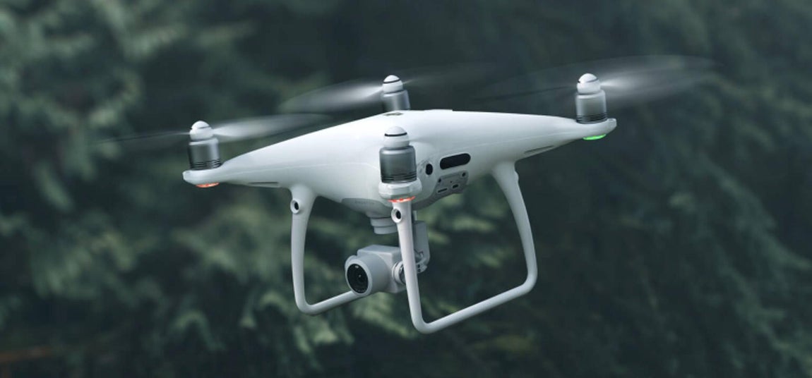 Dron. Ahora que ya es posible grabarlo todo, el dron Phantom 4 Pro V 2.0 de Dji es el regalo más sorprendente del momento. Su vuelo es mucho más silencioso y tiene un nuevo sistema de transmisión, por lo que entre las características de este aparato que se vende por 1.699 euros se encuentra la innovación de un producto que entró en nuestras vidas hace un par de años pero que no deja de reinventarse.