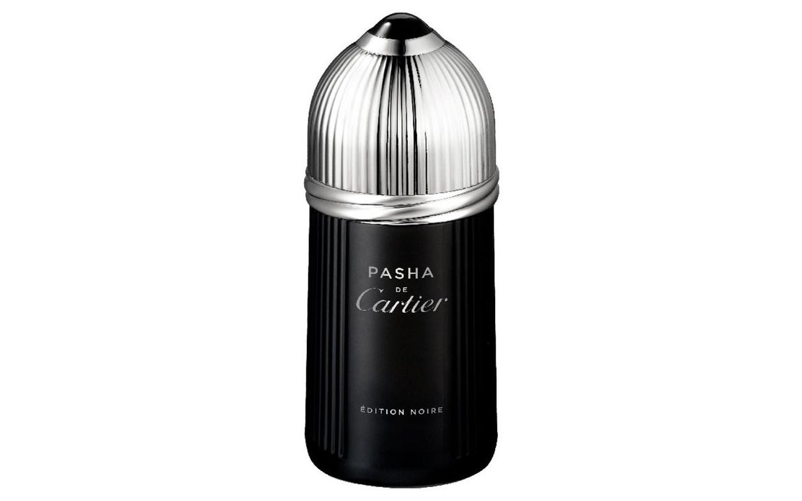 Una fragancia versátil. Pasha Edition Noire de Cartier es una reinterpretación moderna y carismática de la fragancia original Pasha de Cartier. Con una frescura verde y cítrica, asociada a la intensidad del ámbar y cedro, esta fragancia se convierte en la opción perfecta para un hombre actual y cosmopolita que cuida su estilo en cada mínimo detalle. (Precio: 97 €/ 100 ml)