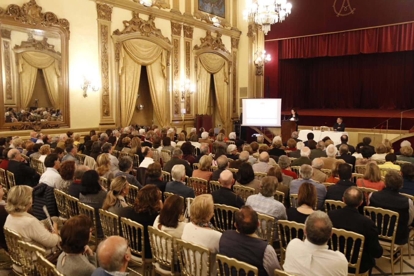 La conferencia de Gloria Lora en Córdoba, en imágenes