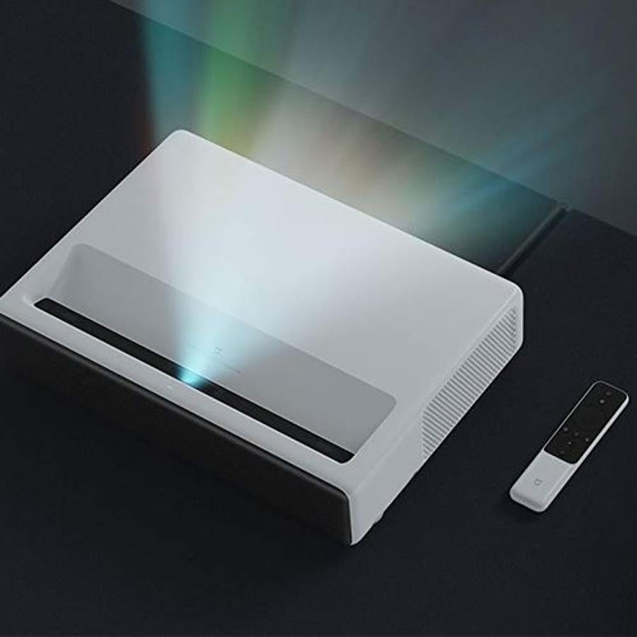 Proyector. Un lujoso regalo para ese papá amante de la nueva tecnología. Lo puedes encontrar en Fnac por 1.638 euros y convierte su casa en un cine con este proyector de Xiaomi con una pantalla de 80-150 pulgadas.