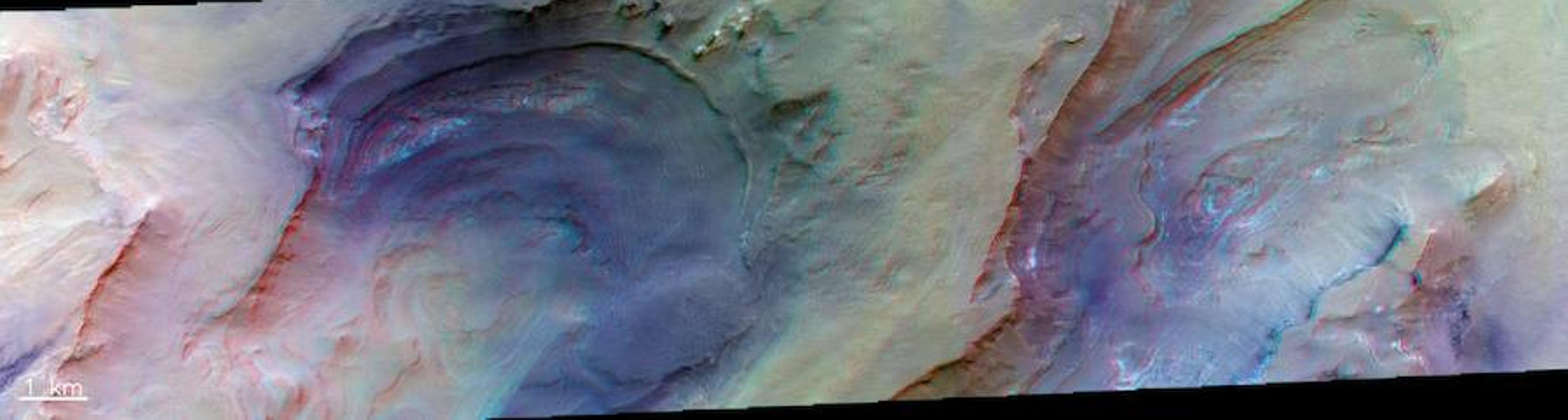 Se pueden usar lentes 3D para disfrutar de esta vista de las depresiones circulares en el hemisferio sur de Marte, exponiendo afloramientos en capas en el borde norte de la gran cuenca Hellas