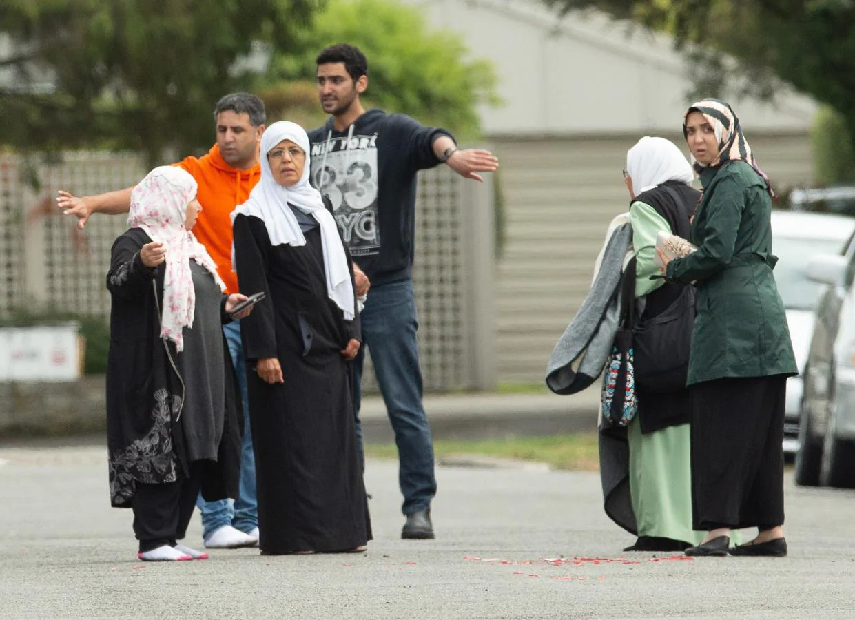 Un grupo de musulmanes muestran su consternación después de que al menos 40 personas murieran este viernes en un tiroteo.. 