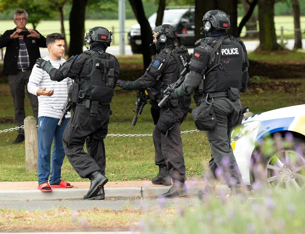 Las fuerzas de élite de la Policía han acudido al lugar del atentado en Nueva Zelanda.. 