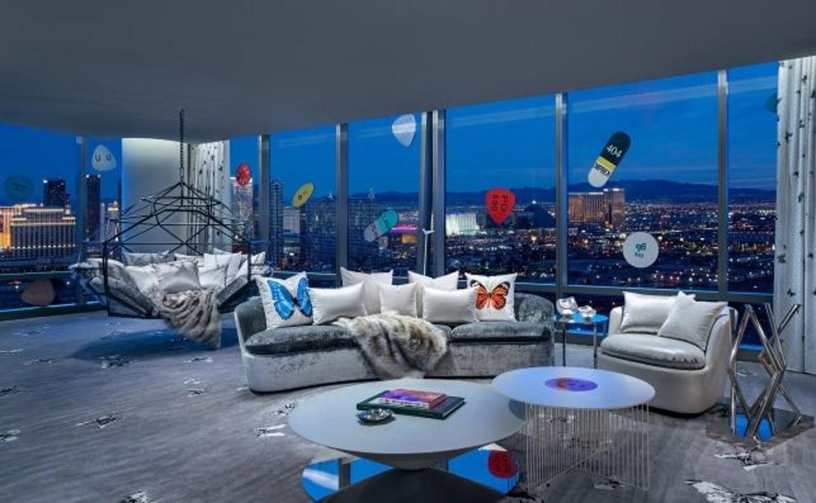 Salón con vistas. Para todos aquellos que tengan curiosidad por vivir una experiencia única, The Empathy Suite se encuentra en el Palms Casino Resort, uno de los casinos más conocidos de Las Vegas. Se encuentra situado al oeste del Strip de la ciudad y cabe destacar que sus torres ofrecen algunas de las mejores vistas de la zona. Entre el hotel y el casino se llenan más de 8.800 metros cuadrados.