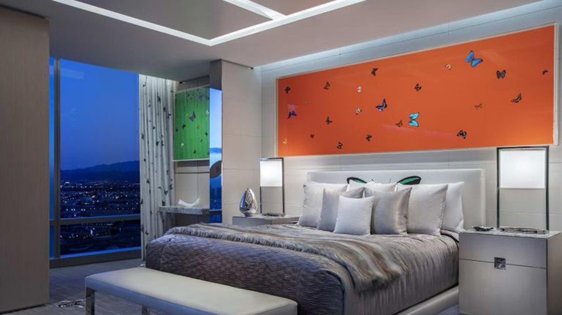 Suite principal. El lugar, que cuenta con dos habitaciones principales e incluso sala de masajes, alcanza a reunir hasta a 52 personas en la sala de estar, que tiene unas impresionantes vistas de la ciudad. Además, hay dos baños que han sido fabricados con mármol y mariposas de piedra, convirtiéndolo así en uno de los baños más bonitos del mundo.