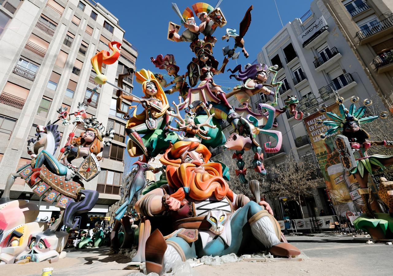 Monumentos falleros en las calles de Valencia