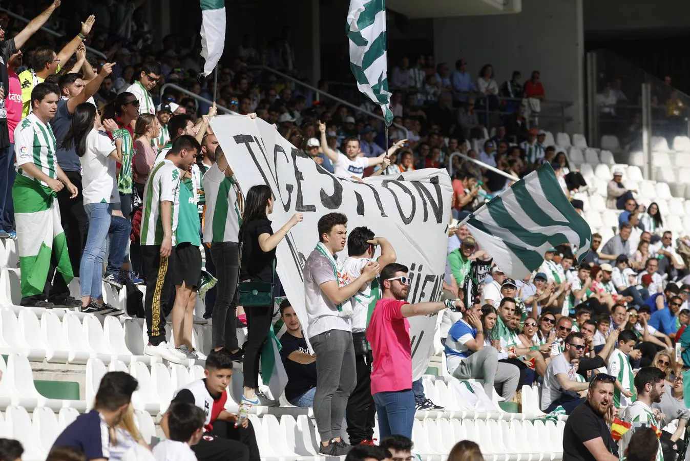 El ambiente del Córdoba CF-Sporting en la grada, en imágenes
