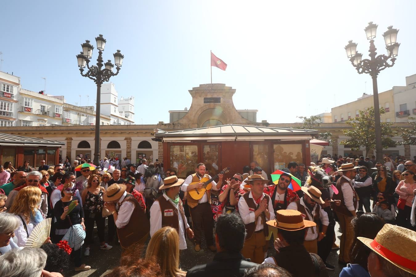 Cádiz se llena de coplas y público en un gran Carnaval Chiquito