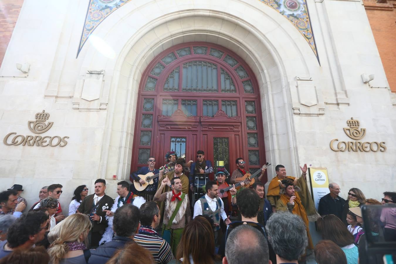 Cádiz se llena de coplas y público en un gran Carnaval Chiquito