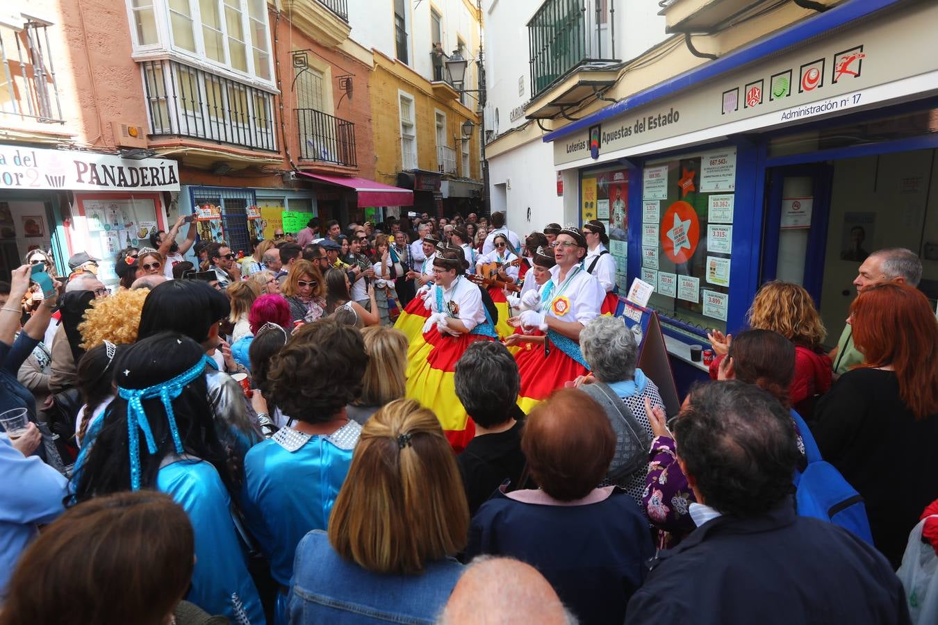 Cádiz se llena de coplas y público en un gran Carnaval Chiquito