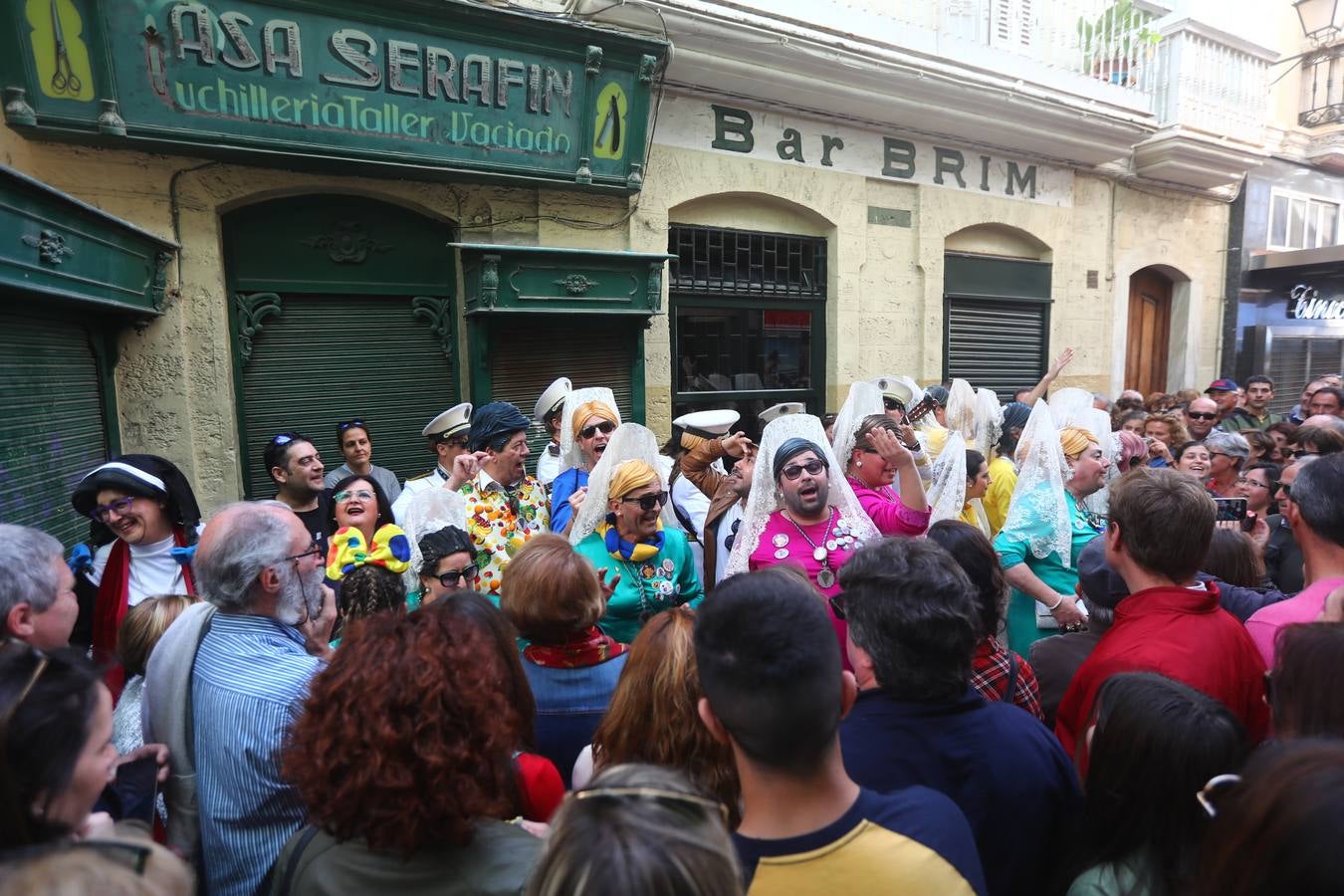 Cádiz se llena de coplas y público en un gran Carnaval Chiquito