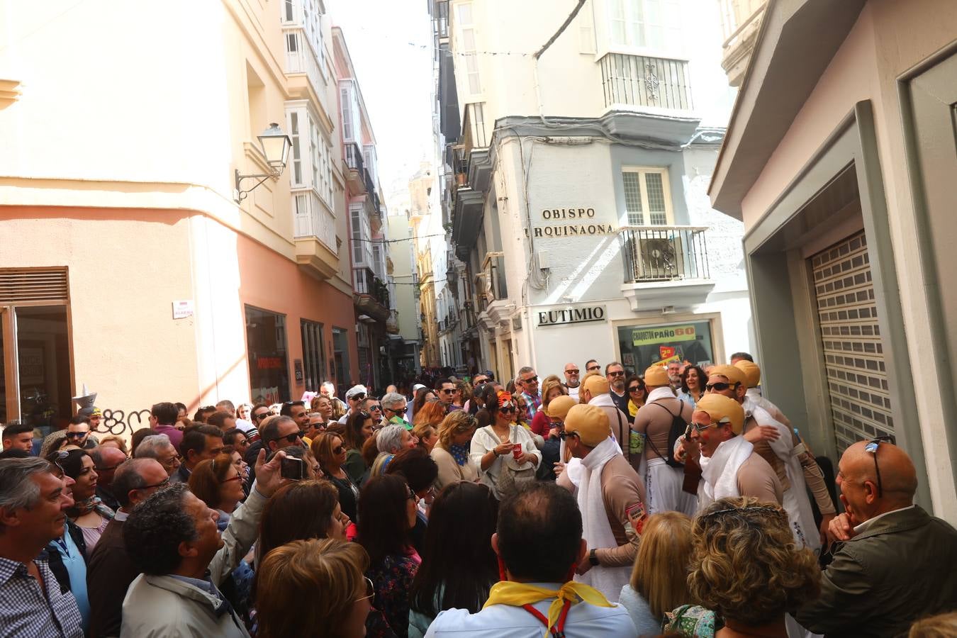 Cádiz se llena de coplas y público en un gran Carnaval Chiquito