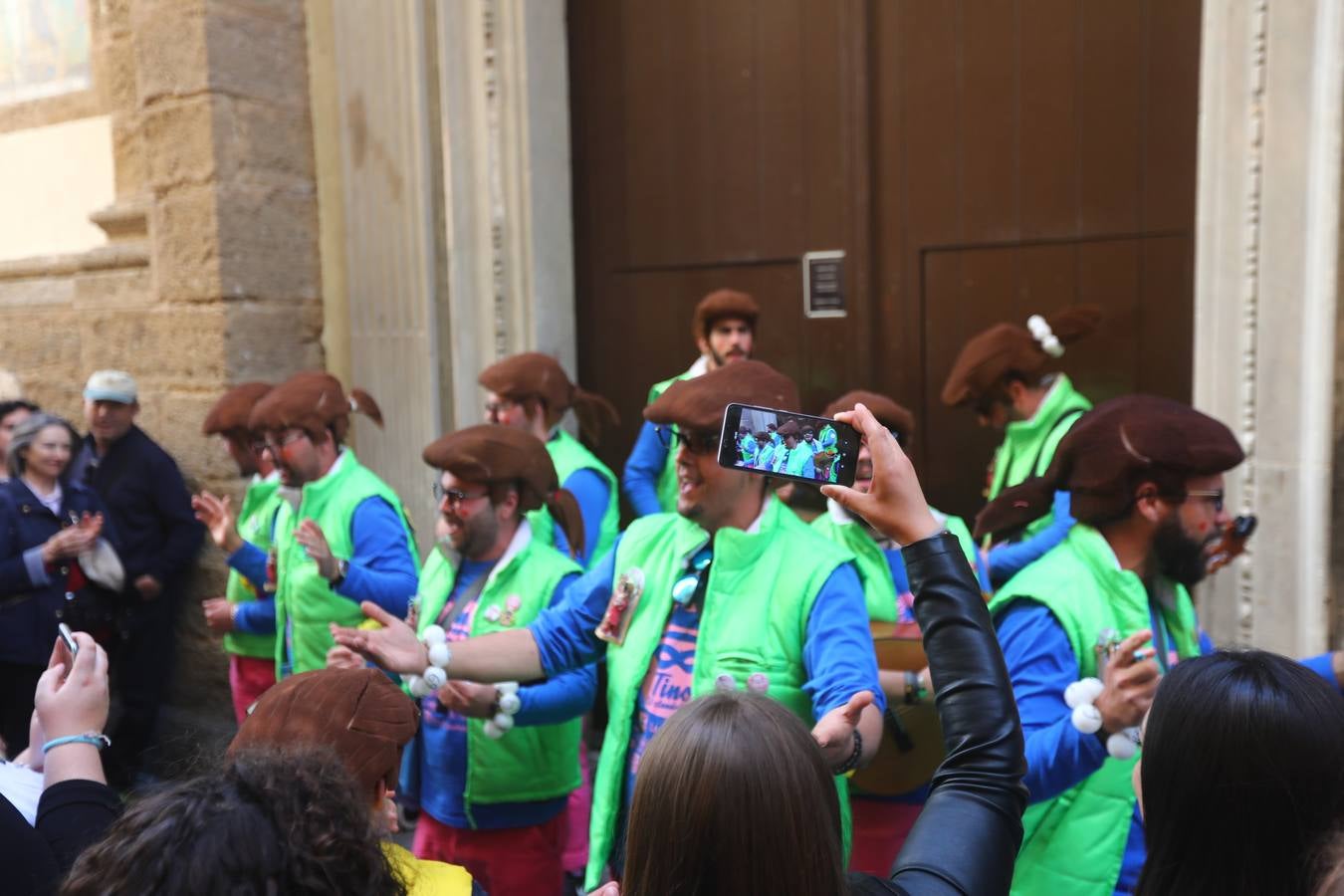 Cádiz se llena de coplas y público en un gran Carnaval Chiquito