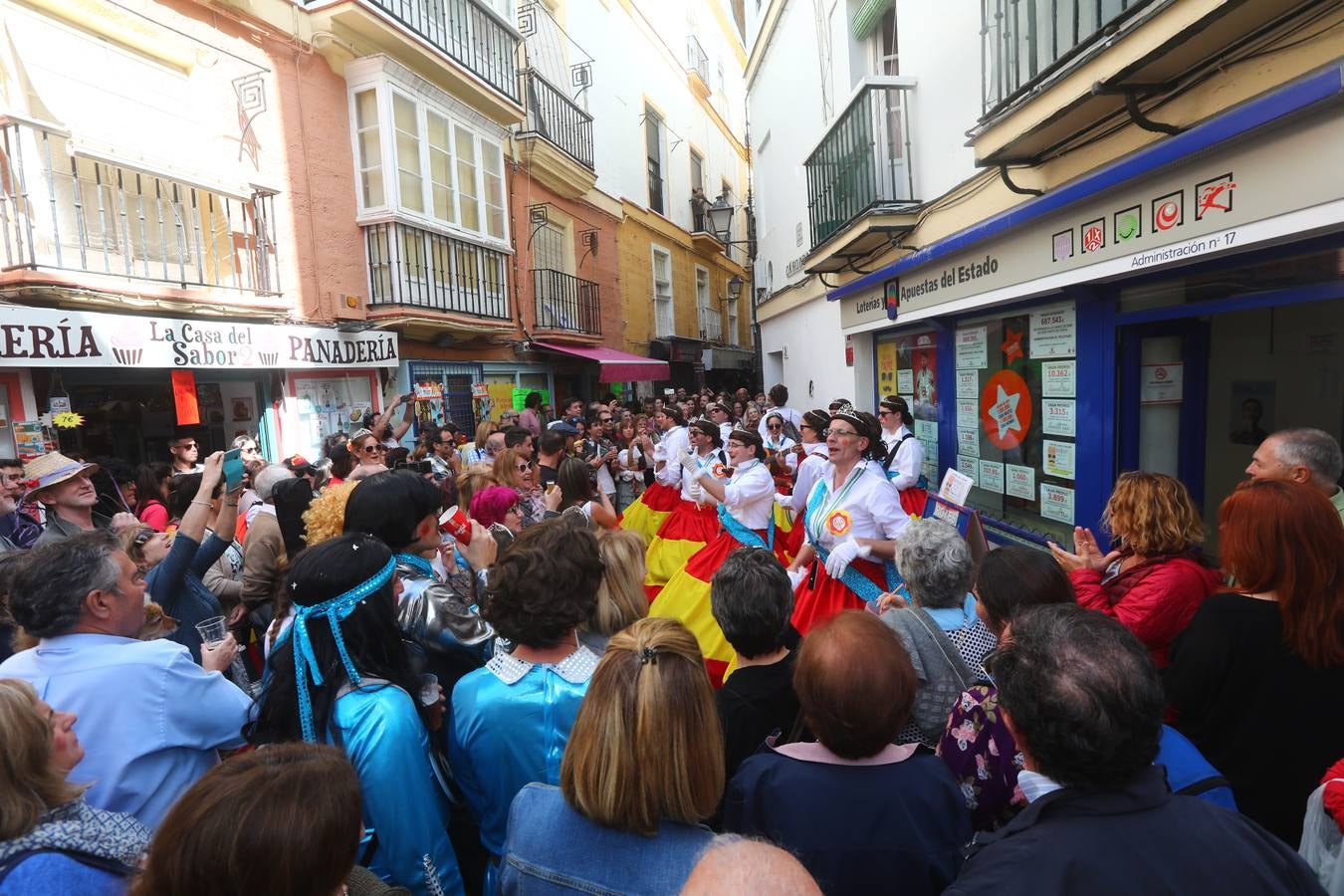 Cádiz se llena de coplas y público en un gran Carnaval Chiquito