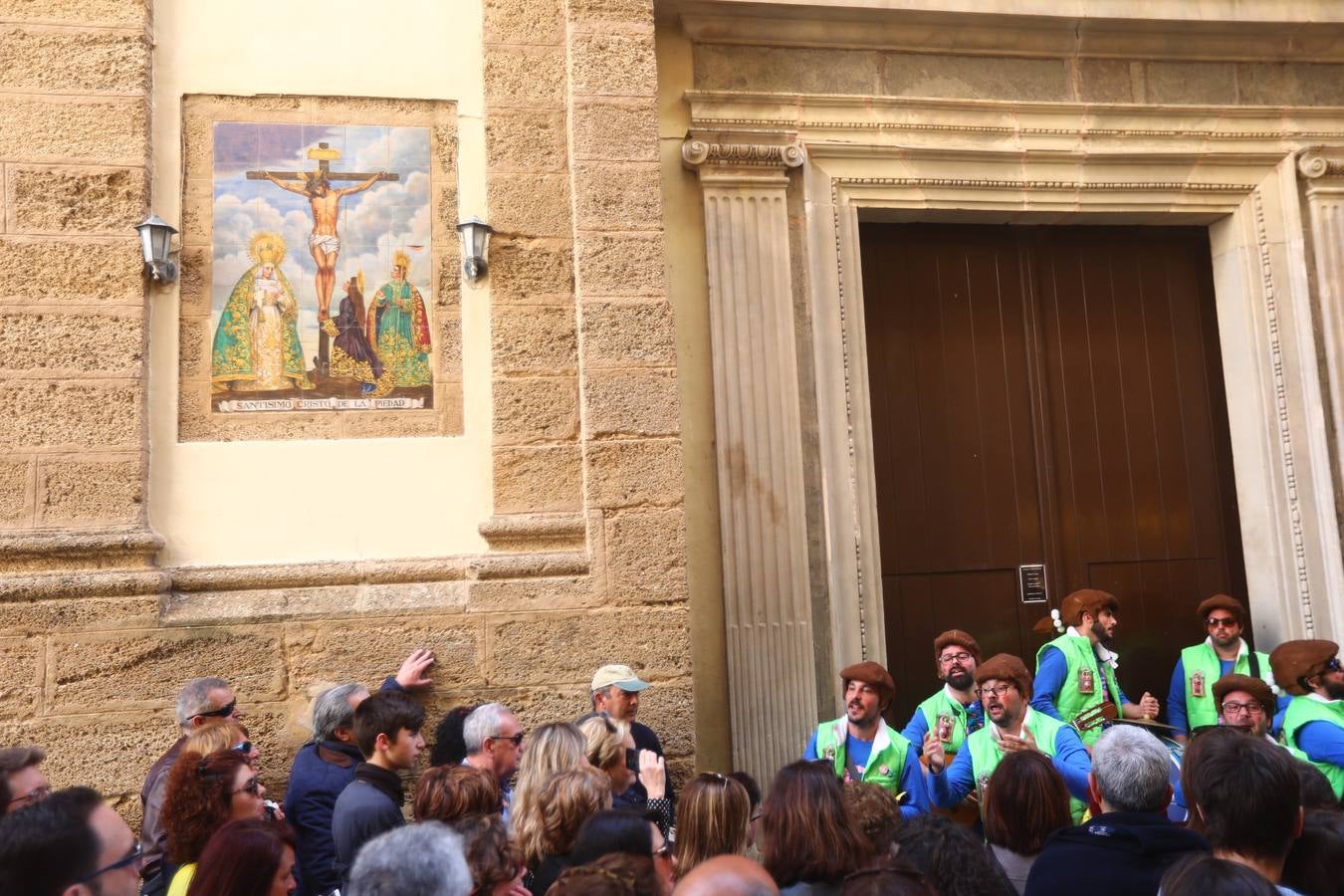 Cádiz se llena de coplas y público en un gran Carnaval Chiquito