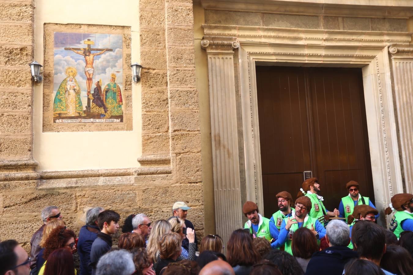 Cádiz se llena de coplas y público en un gran Carnaval Chiquito