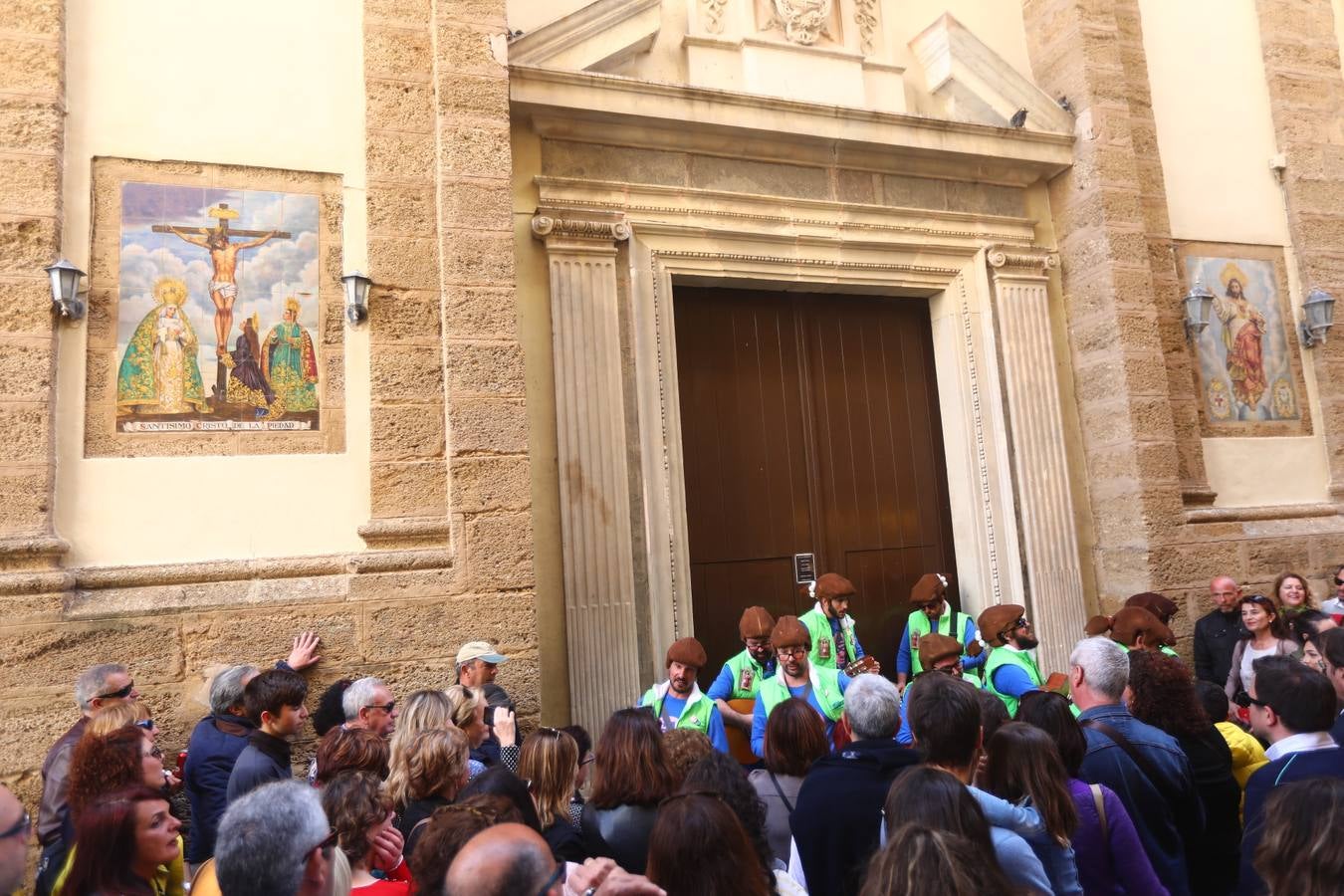 Cádiz se llena de coplas y público en un gran Carnaval Chiquito