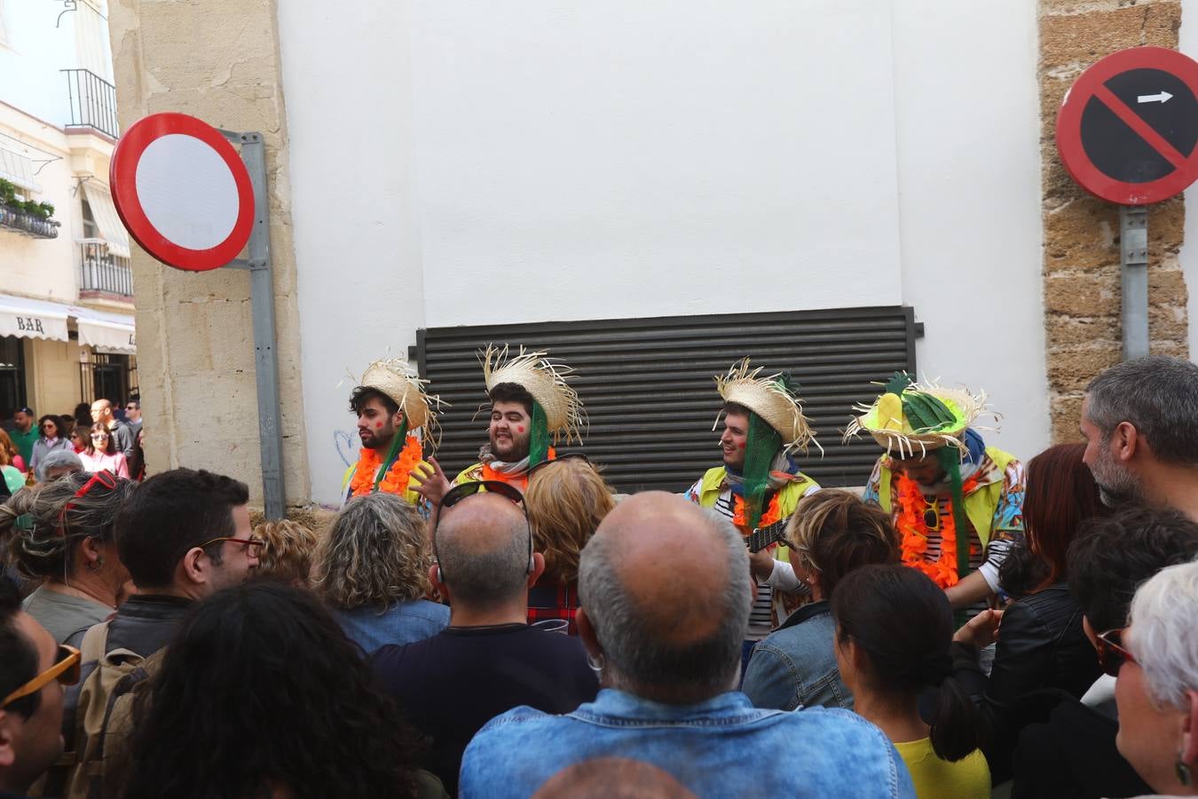 Cádiz se llena de coplas y público en un gran Carnaval Chiquito