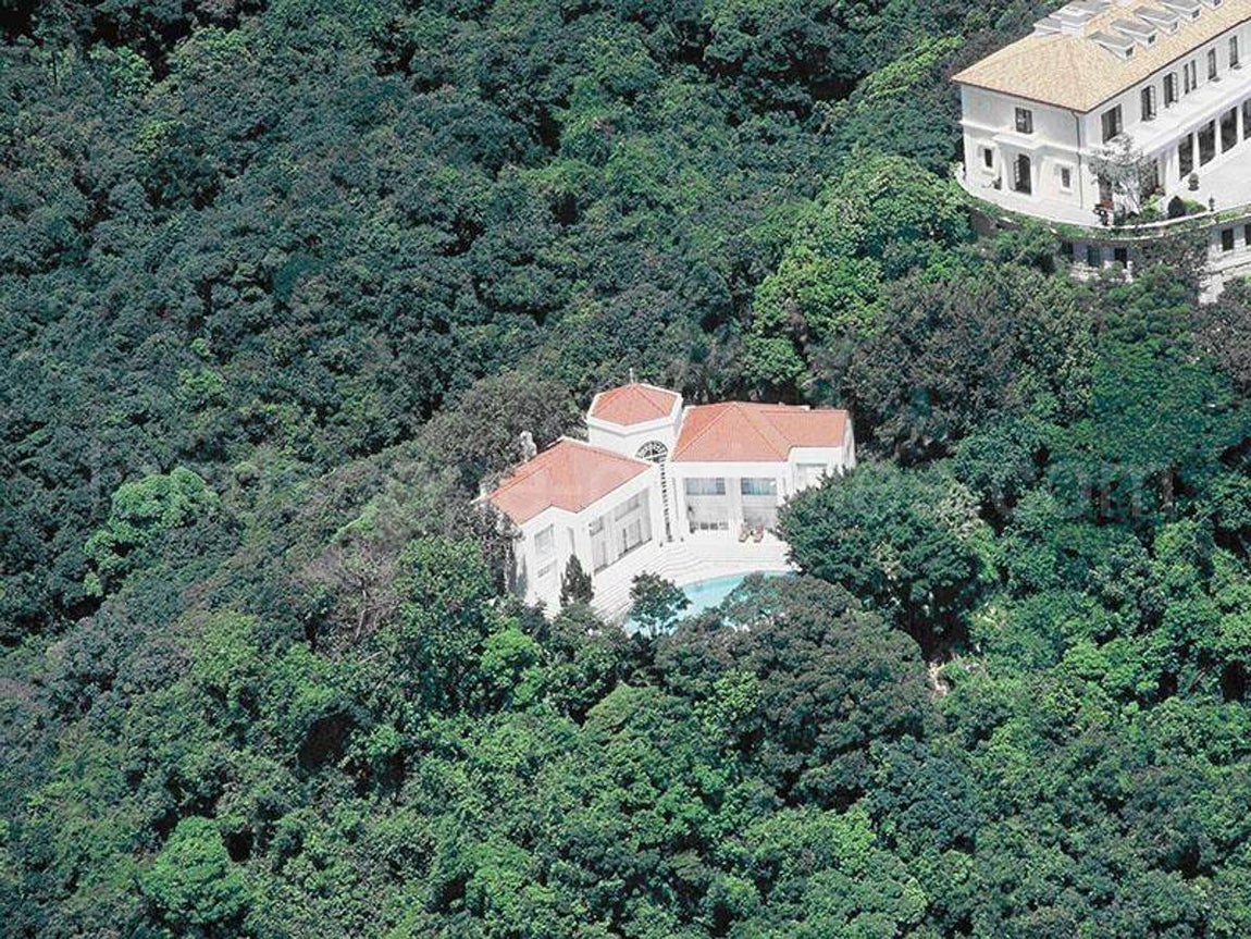 24 Middle Gap Road. Se trata de la mansión más cara del mundo. Se encuentra en el exclusivo barrio de Peak en Hong Kong y al parecer el precio, que alcanza los 394 millones de euros, viene dado por la cantidad de terreno de la vivienda y por la zona en la que se encuentra. La casa en sí carece de menor valor porque tiene bastantes años por lo que es probable que haga falta una remodelación a la hora de adquirirla.
