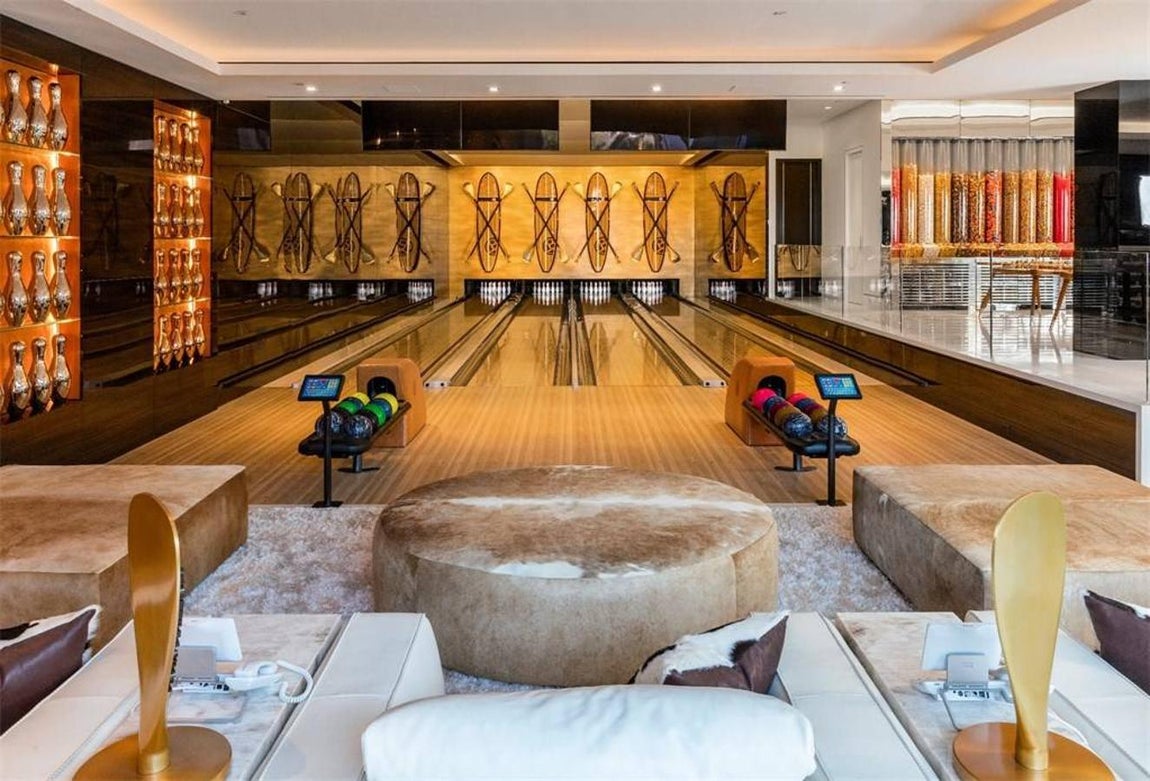 924 Bel-Air Rd. La vivienda está distribuida en nada más y nada menos que 3.500 metros cuadrados, por lo que no es de extrañar que esta mansión cuente con todos los lujos que se te puedan pasar por la cabeza: 12 dormitorios, 21 baños, cinco bares, tres cocinas y hasta una colección de coches clásicos.