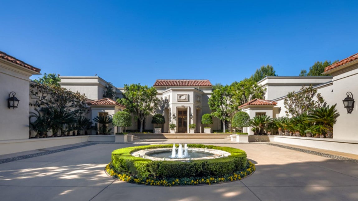 9434 Cherokee Ln. El lugar está protegido por arboledas privadas, así que es de esperar que lo que se encuentra tras varias puertas de hierro sea una vivienda de lo más excéntrica. Se trata de una casa con 34 habitaciones construida en 1983 por el renombrado arquitecto de mansiones Bob Ray Offenhauser. En esas 34 estancias se encuentran 10 dormitorios, 12 baños, un estudio, una habitación adicional, una casa de huéspedes de dos pisos y cuartos de empleados.