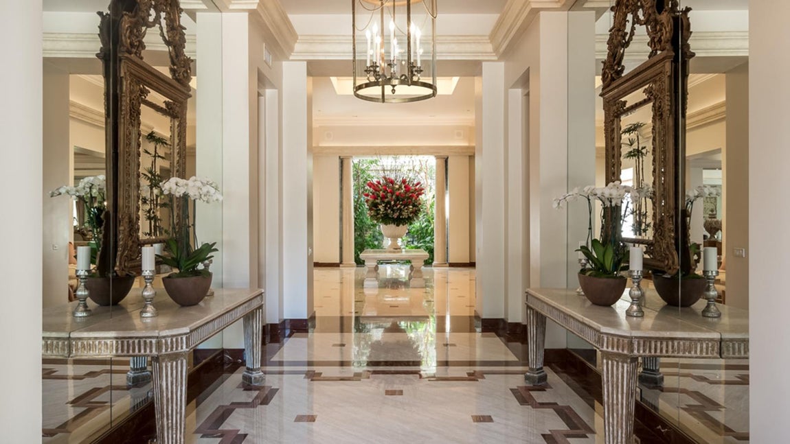 9434 Cherokee Ln. El estilo clásico se mezcla con el contemporáneo en esta casa valorada en 97 millones de euros. Además d Elo nombrado anteriormente la vivienda se completa con una piscina, una pista de tenis a la sombra de pinos, garaje para 16 coches y un comedor con capacidad para 20 personas.