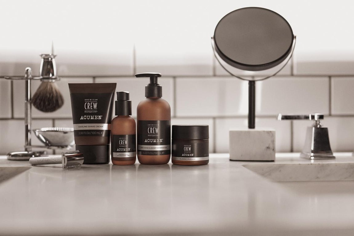 Cuidado diario. La línea de productos Acumen cuenta con un poderoso complejo exclusivo de la marca que contiene vitamina B5 y vitamina E, que combinadas con antioxidantes y agentes hidratantes, consiguen grandes y visibles resultados en la piel y en el cabello Un experiencia de cuidado personal perfecta con fórmulas altamente eficaces que satisfacen las necesidades y exigencias de cada hombre. Como la crema facial hidratante de uso diario y rápida absorción. (Precio: 41€).