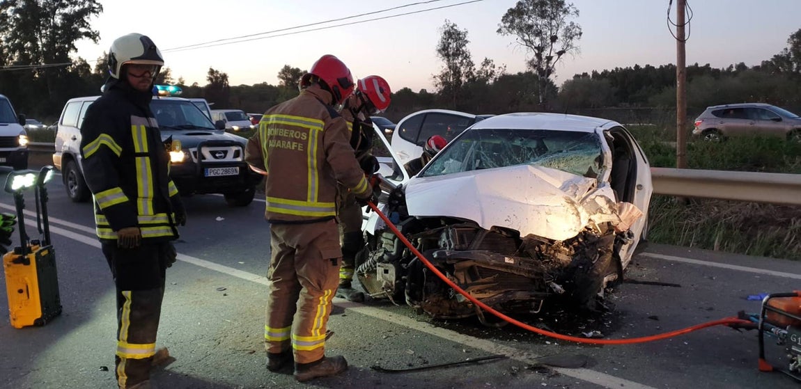 Choque frontal entre tres turismos en la localidad sevillana de La Puebla del Río
