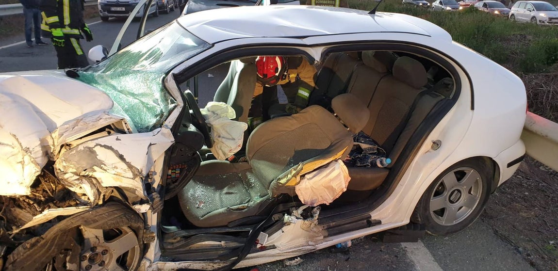 Choque frontal entre tres turismos en la localidad sevillana de La Puebla del Río