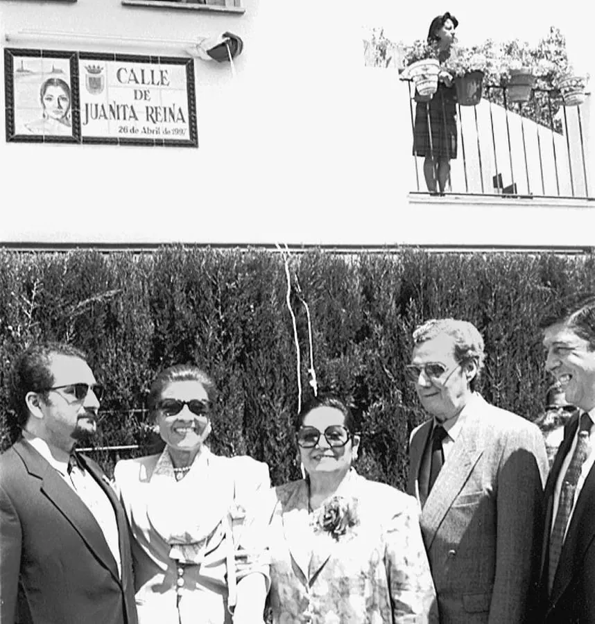 Juanita Reina junto a su esposo, Federico Casado «Caracolillo»; su hijo, Federico; Gracia Montes y Justo Masot ante la placa en una calle de Chipiona que llevará su nombre