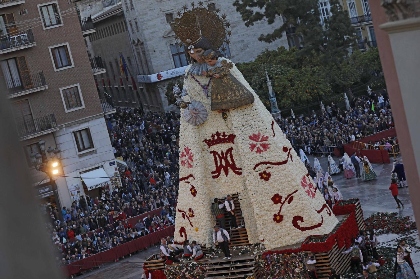 Ofrenda a la Virgen de los Desamparados. 