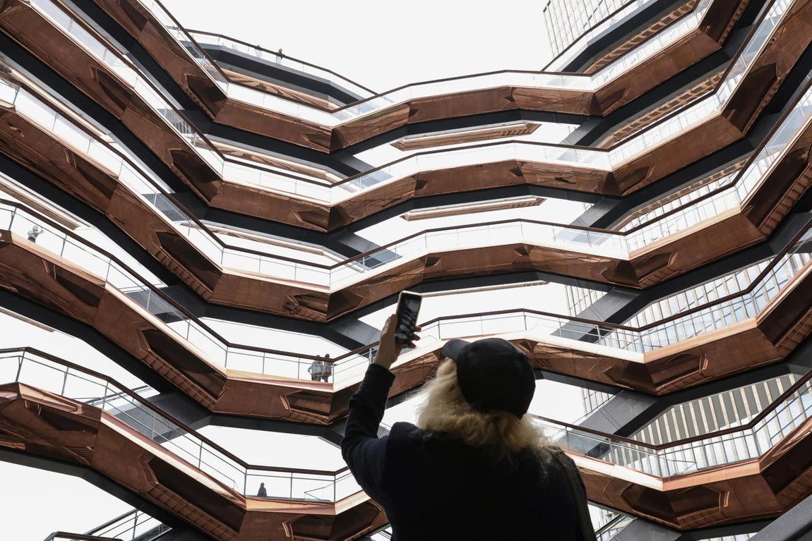 Hudson Yards Vessel en Nueva York. Hudson Yards, el colosal proyecto inmobiliario que ha dado lugar a un nuevo barrio en el oeste de Manhattan con la construcción de seis rascacielos, un centro comercial de más de 90.000 metros cuadrados, un nuevo colegio y un vanguardista espacio cultural, acaba de inaugurarse oficialmente. El elemento más destacado del complejo es la escultura "The Vessel", de 45 metros de alto y que ha costado unos 200 millones de dólares.