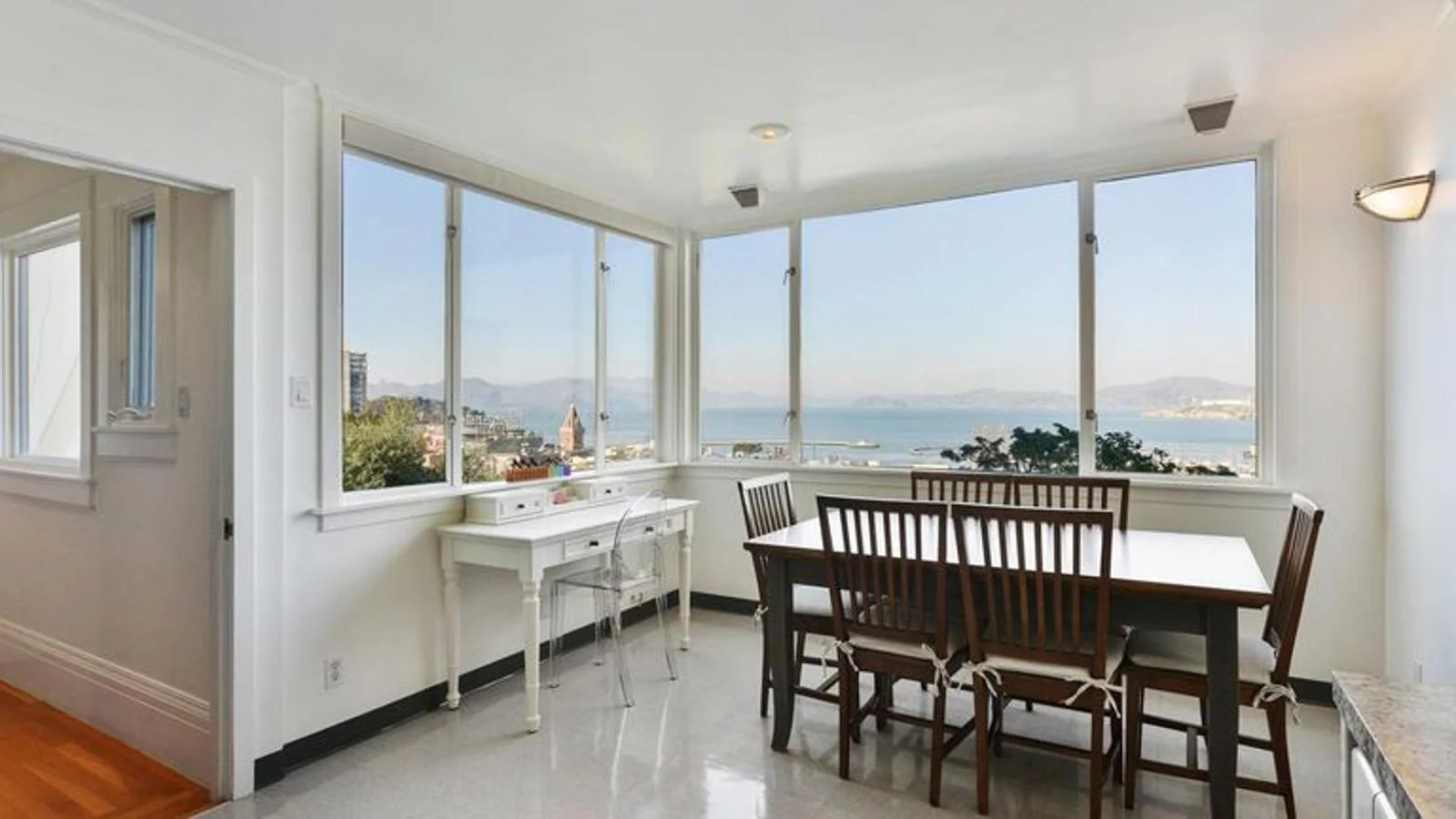 Sala de estar. El actor fue propietario de la casa en 2008 cuando la compró por 7,5 millones de euros, y ahora esta residencia de cuatro pisos con vistas a la bahía de San Francisco está en el mercado por 9,7 millones de euros.