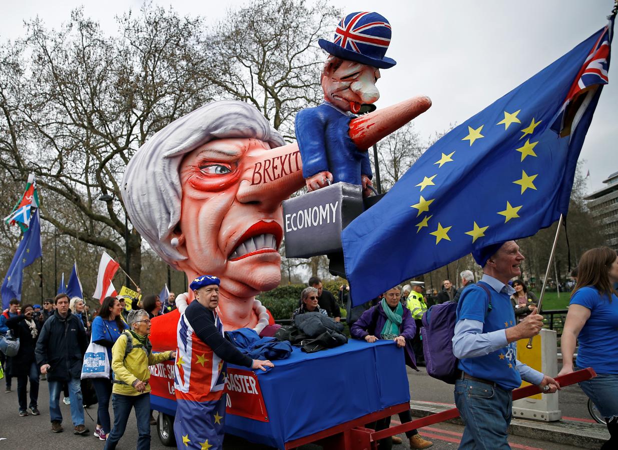 Partidarios de que el Reino Unido permanezca en la UE marchan por las calles de Londres con una figura representando a la Primera Ministra, Theresa May. 