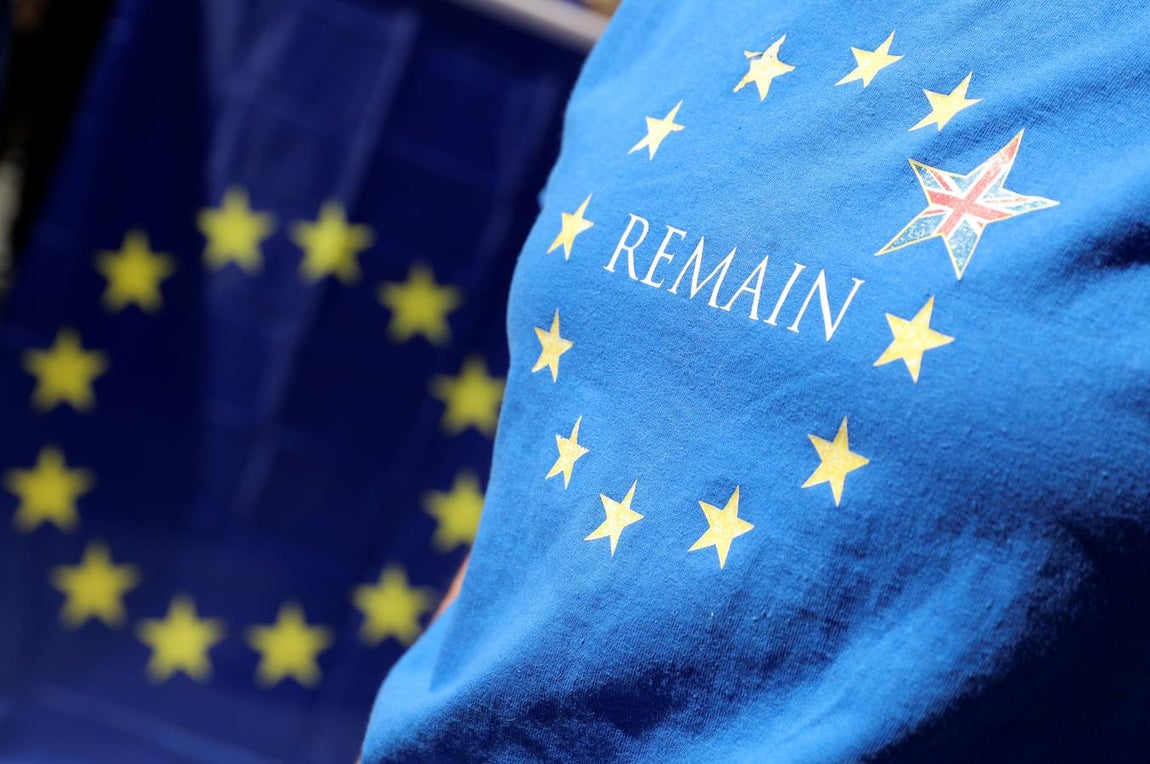 Detalles de una camiseta en la protesta anti-Brexit celebrada este sábado en Madrid en la plaza Margaret Thatcher. 