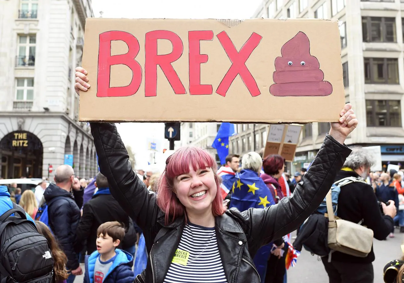 Una mujer partidaria del «remain» sostiene una pancarta en medio de la marcha anti-Brexit celebrada en Londres. 
