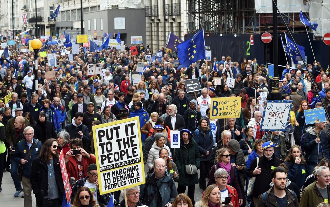 Miles de personas marchan bajo el lema «Put it to the People», para pedir la celebración de un referéndum para el acuerdo final sobre el Brexit. 
