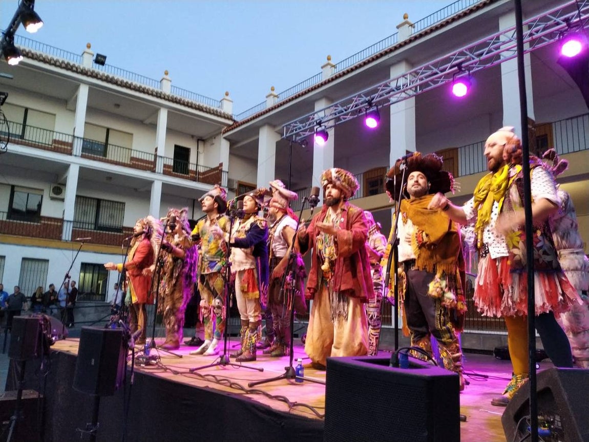 El desembarco del Carnaval de Cádiz en Salesianos, en imágenes