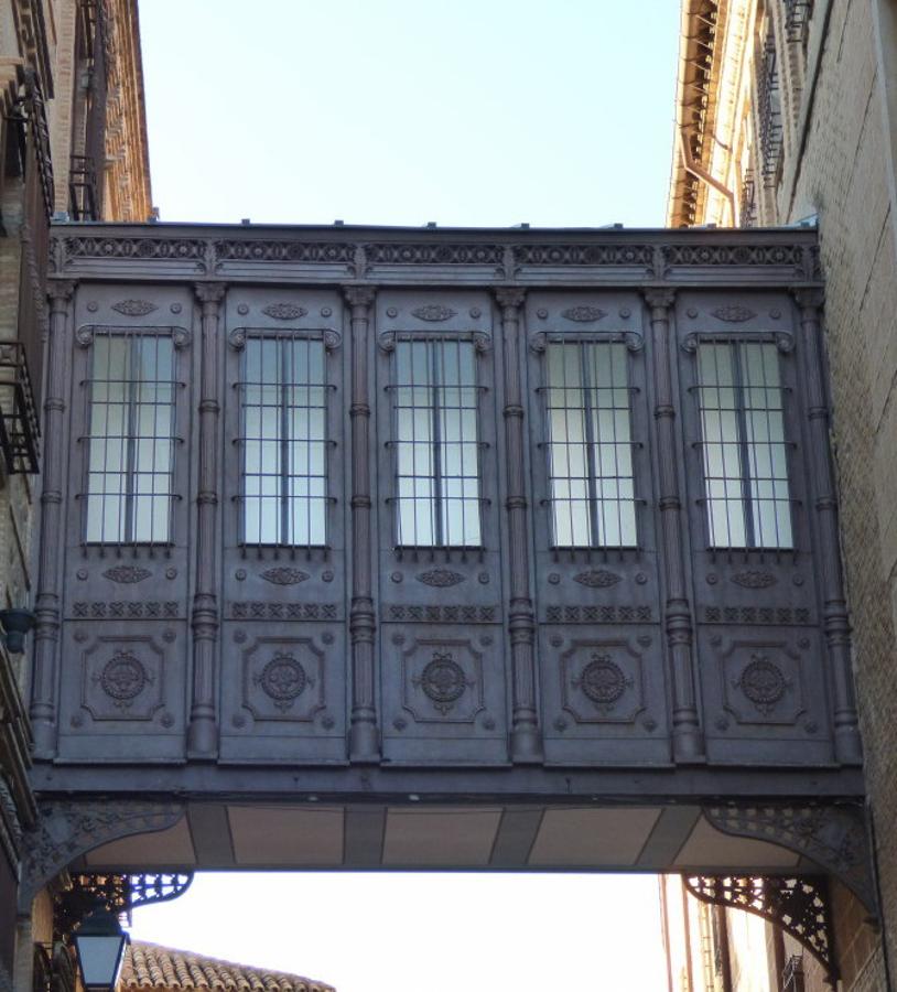 Viaducto o pasadizo proyectado por S. Castellanos entre los dos edificios del Colegio. Foto RAFAEL DEL CERRO. 