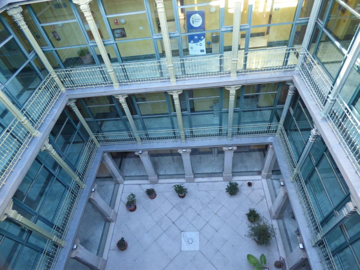 Patio central del edificio levantado en 1900 tras la rehabilitación efectuada en 1990. Foto RAFAEL DEL CERRO. 