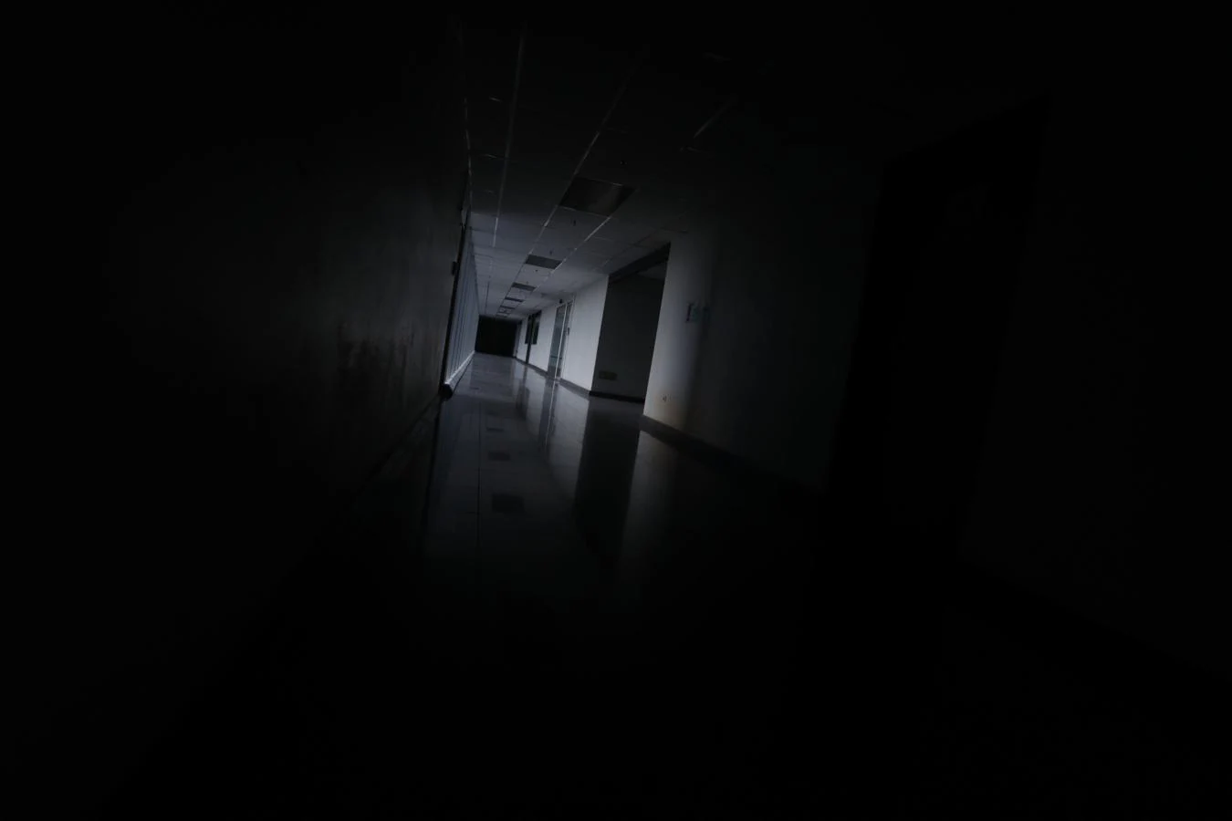 Vista de un pasillo oscuro en un edificio empresarial este lunes en Caracas. 