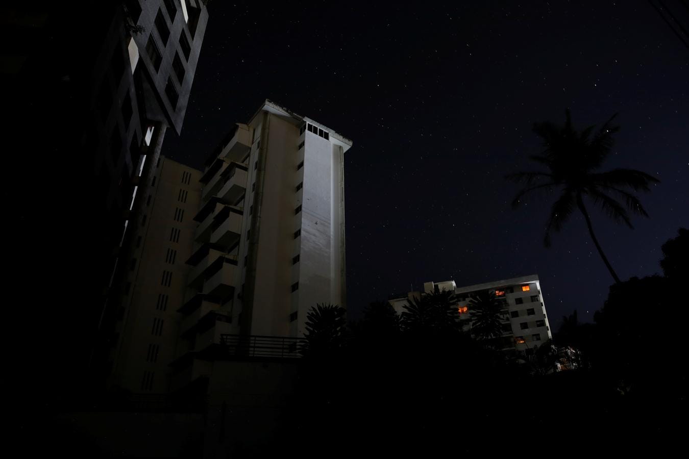 Un bloque de apartamentos durante el apagón en Caracas. 