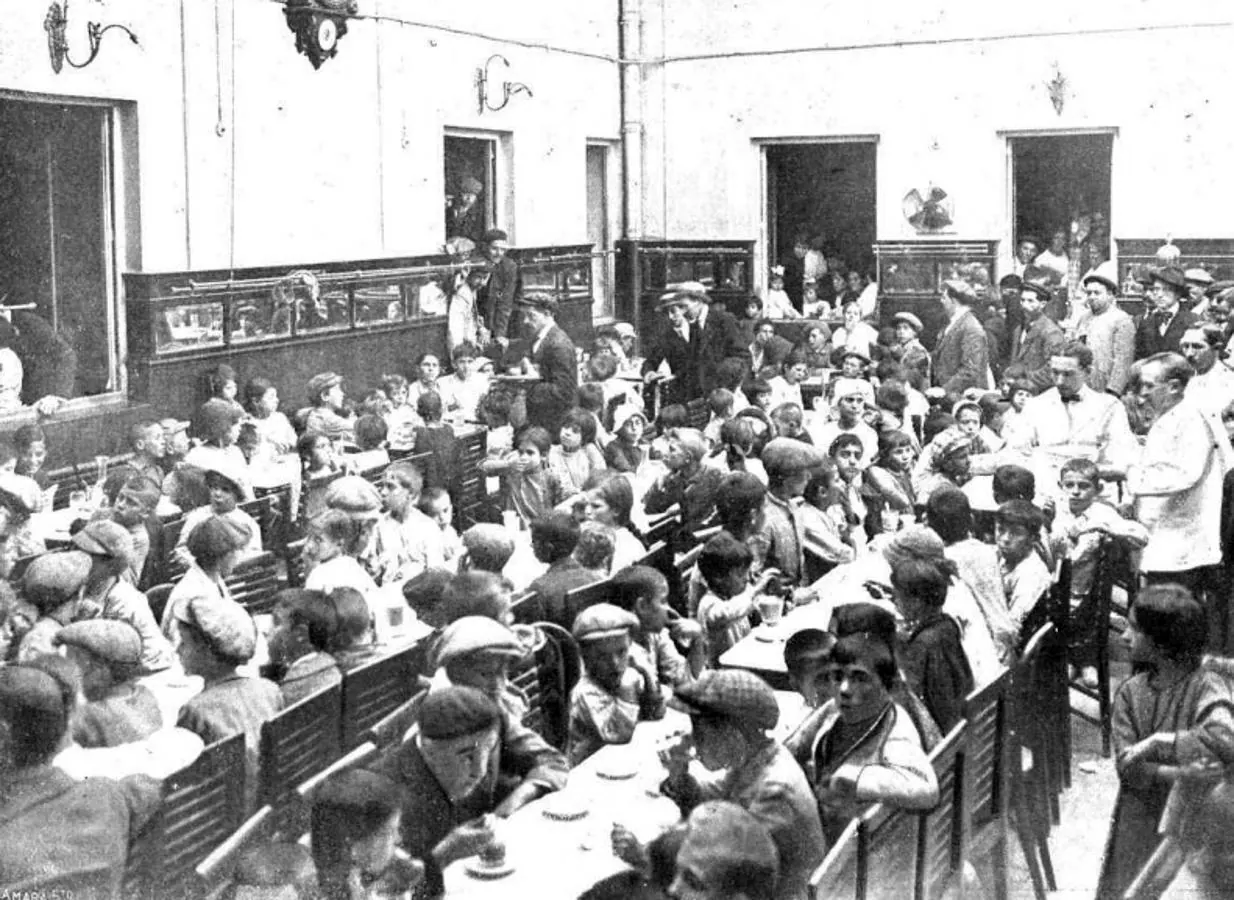 Salón de la Casa del Pueblo de Madrid, durante un desayuno ofrecido a los 228 niños amparados en la capital de España (Foto, Cámara, “Mundo Gráfico"). 
