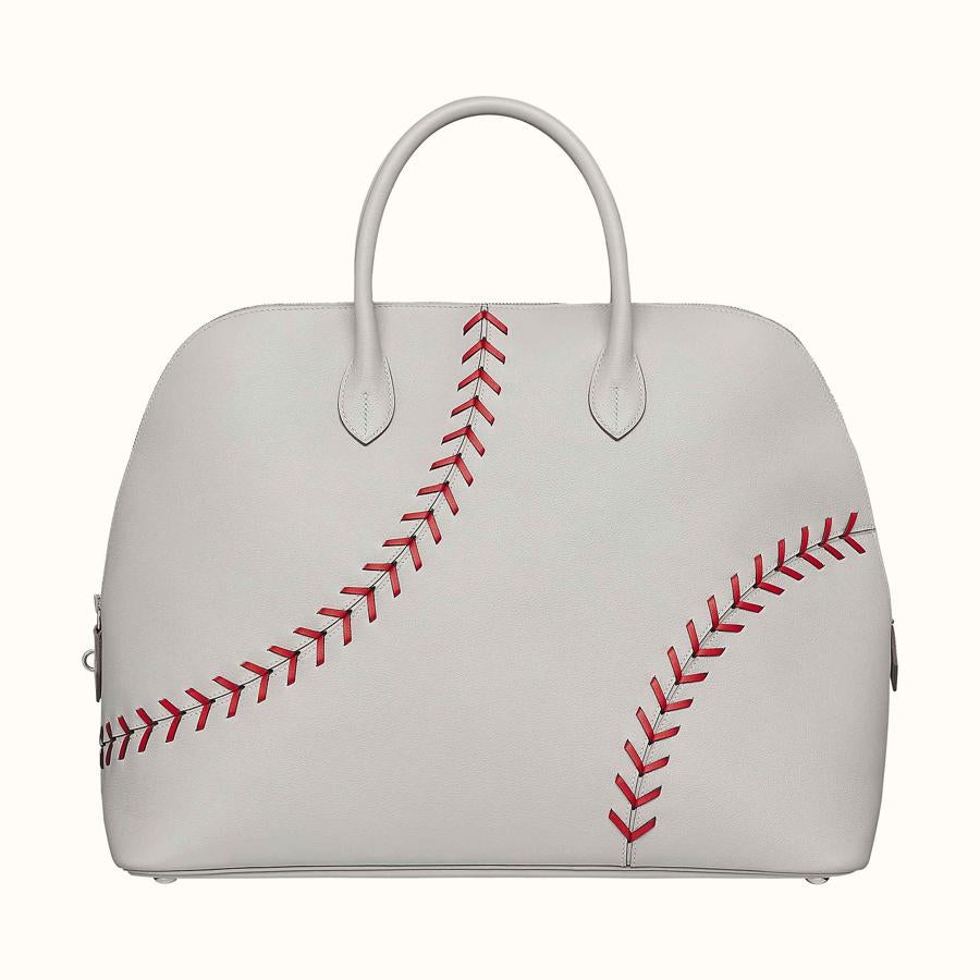 Bolso Bolide 1943 - 45 Baseball. Perfecto para un look informar. Está fabricado en ternera Evercolor y adornado en plata paladiada con cierre de cremallera. Luce una lazada de piel en ambas caras en una réplica oversize del trenzado de las pelotas de béisbol. Precio: 9.000 euros