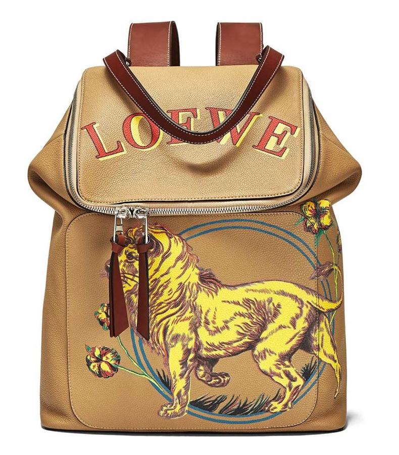 Bolso Goya León. Está fabricada en piel de ternera graneada estampada. Su forro es de lona de algodón con estampado de espiga, bordes negros acabados a mano y cierre de cremallera. Puede colgarse como bolso o mochila. Precio: 2.000 euros